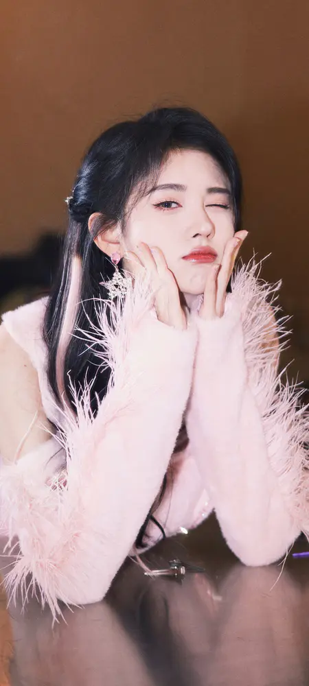 俏皮少女眨眼嘟嘴自拍壁纸