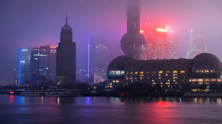 城市天际线夜景 霓虹灯光映照下的摩天大楼与渡轮4K壁纸